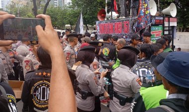 Pelayanan Humanis, Polwan Polda Metro Jaya Bagikan Air dan Snack saat Aksi Ojol Nasional